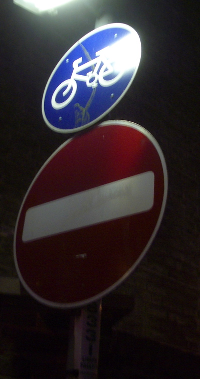 Malcolm Street Cambridge, blue cycleway sign above a no entry sign